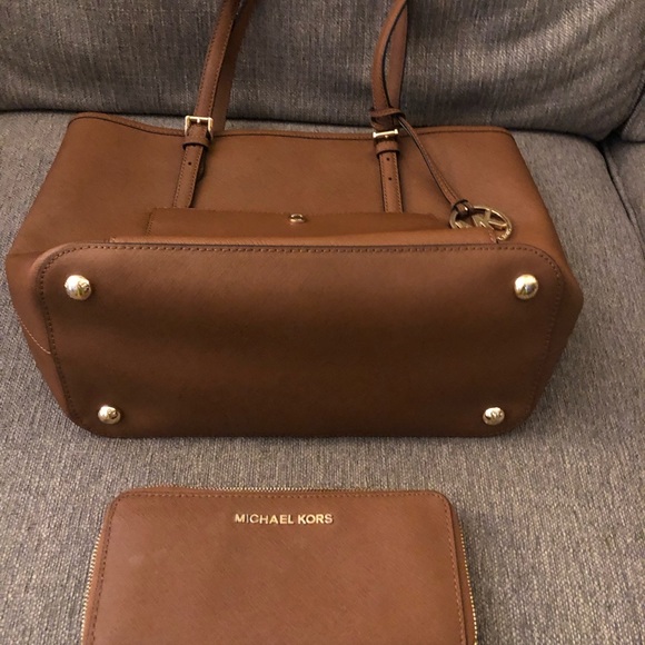 👜Michael Kors  NS Jet Set, with matching Fulton Wallet
👜Color: Brown - Picture 4 of 8